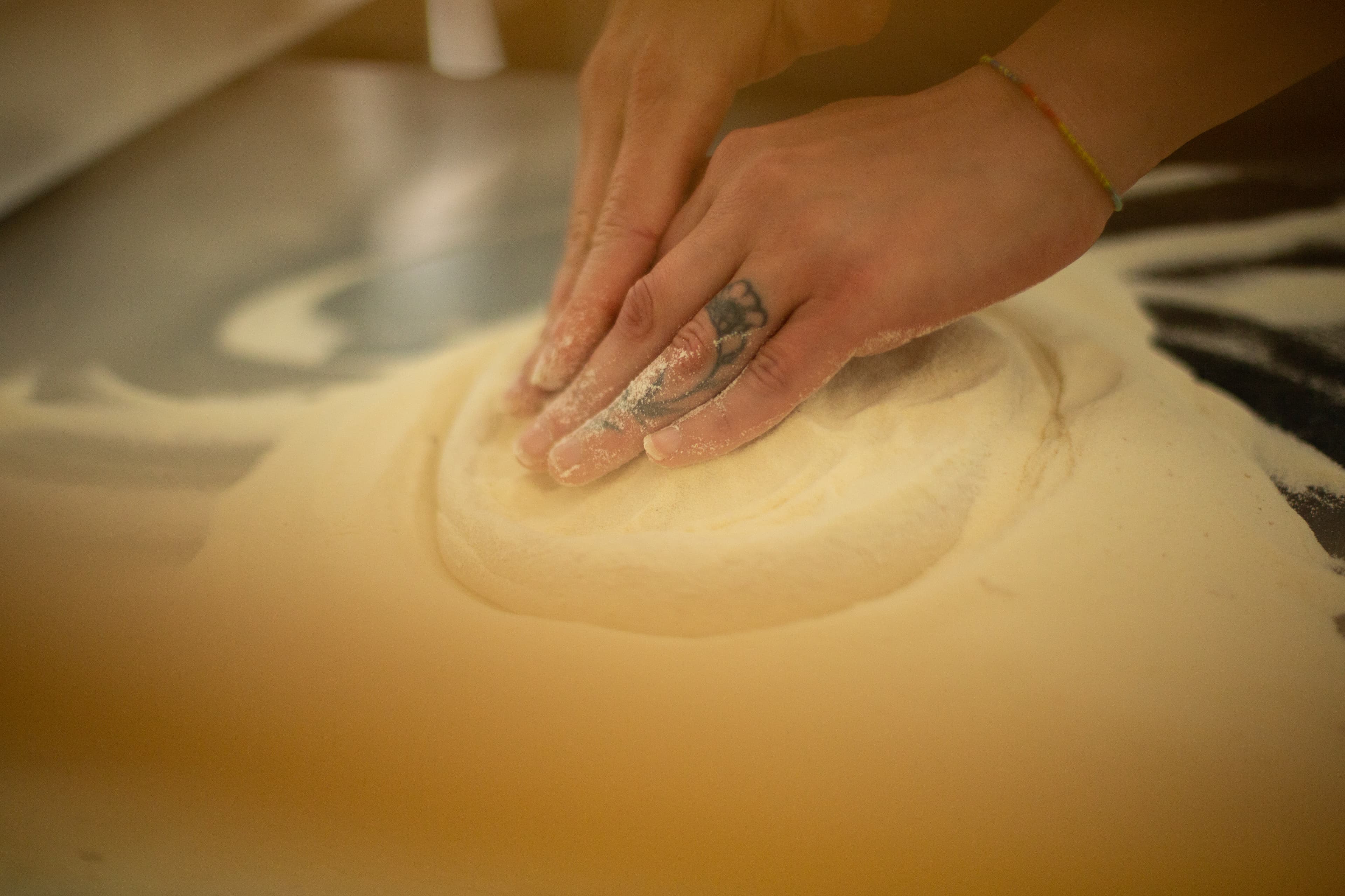 Pizza artisanale en cours de préparation, le coût matière se joue à l'ingrédient près