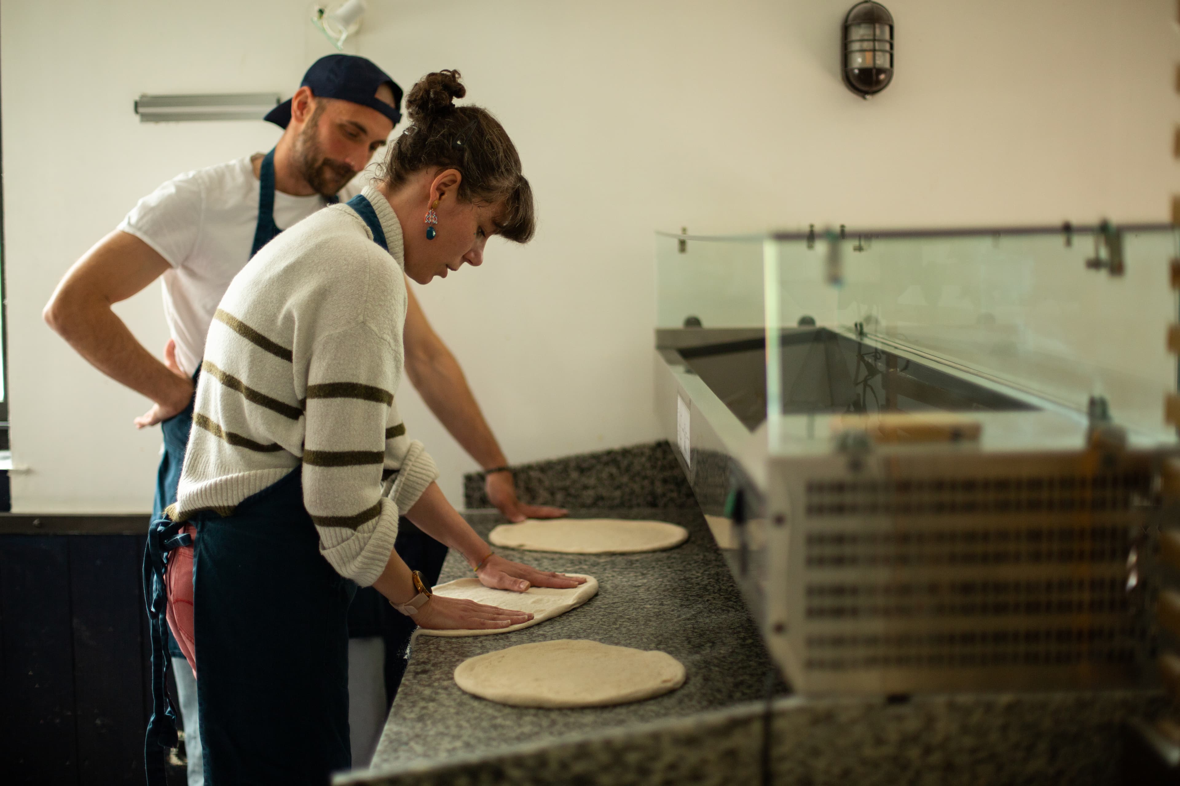 Moulin à meule de pierre — mouture artisanale dans la pizzeria à Fontaines-sur-Saône