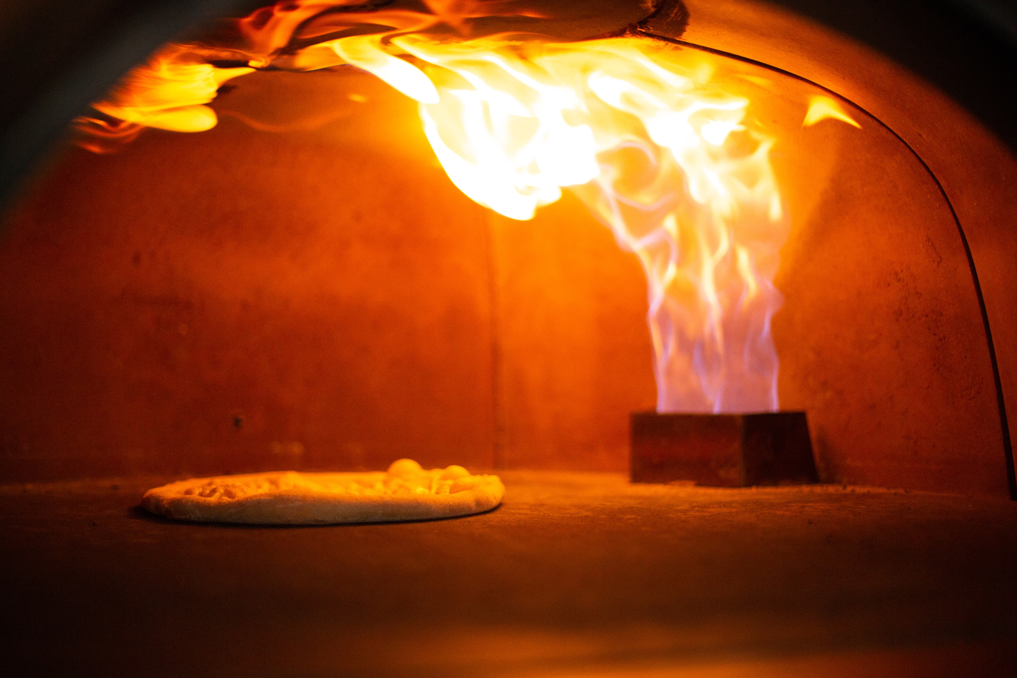 Flammes dans un four à pizza professionnel