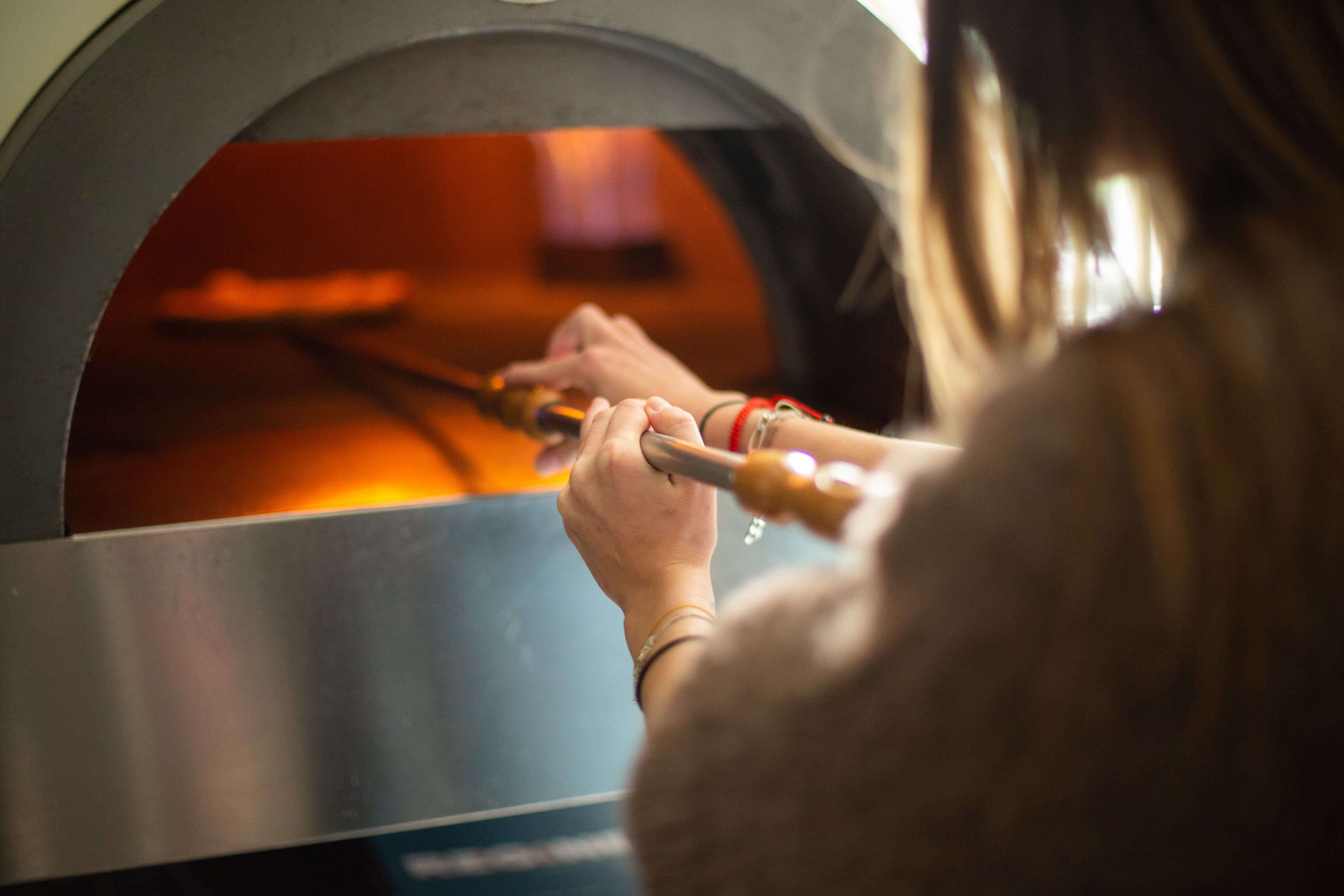 Pâton de pizza correctement fariné prêt pour l'étalage — étalage maîtrisé sans collant