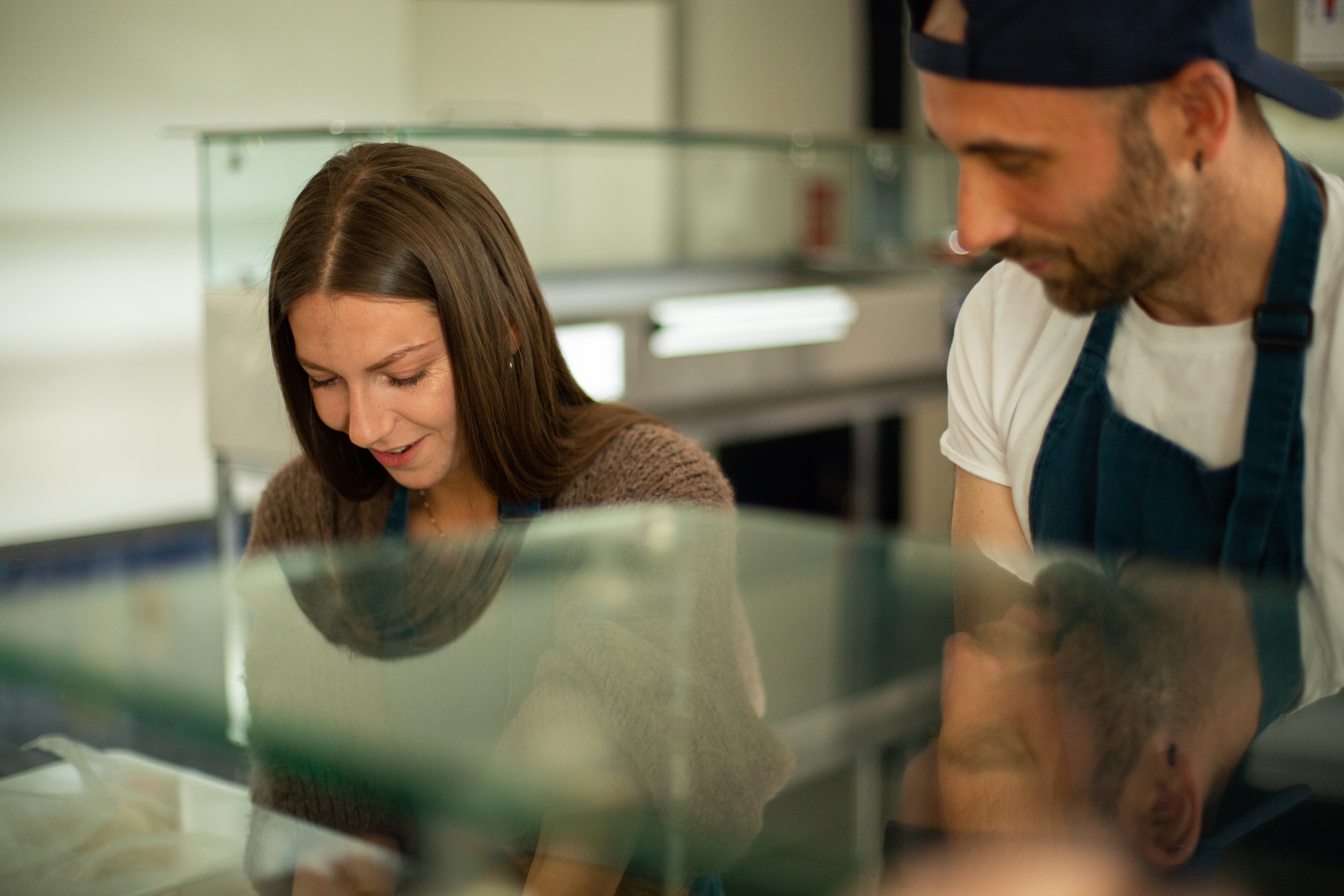 Etienne Crevat façonnant une pâte à pizza