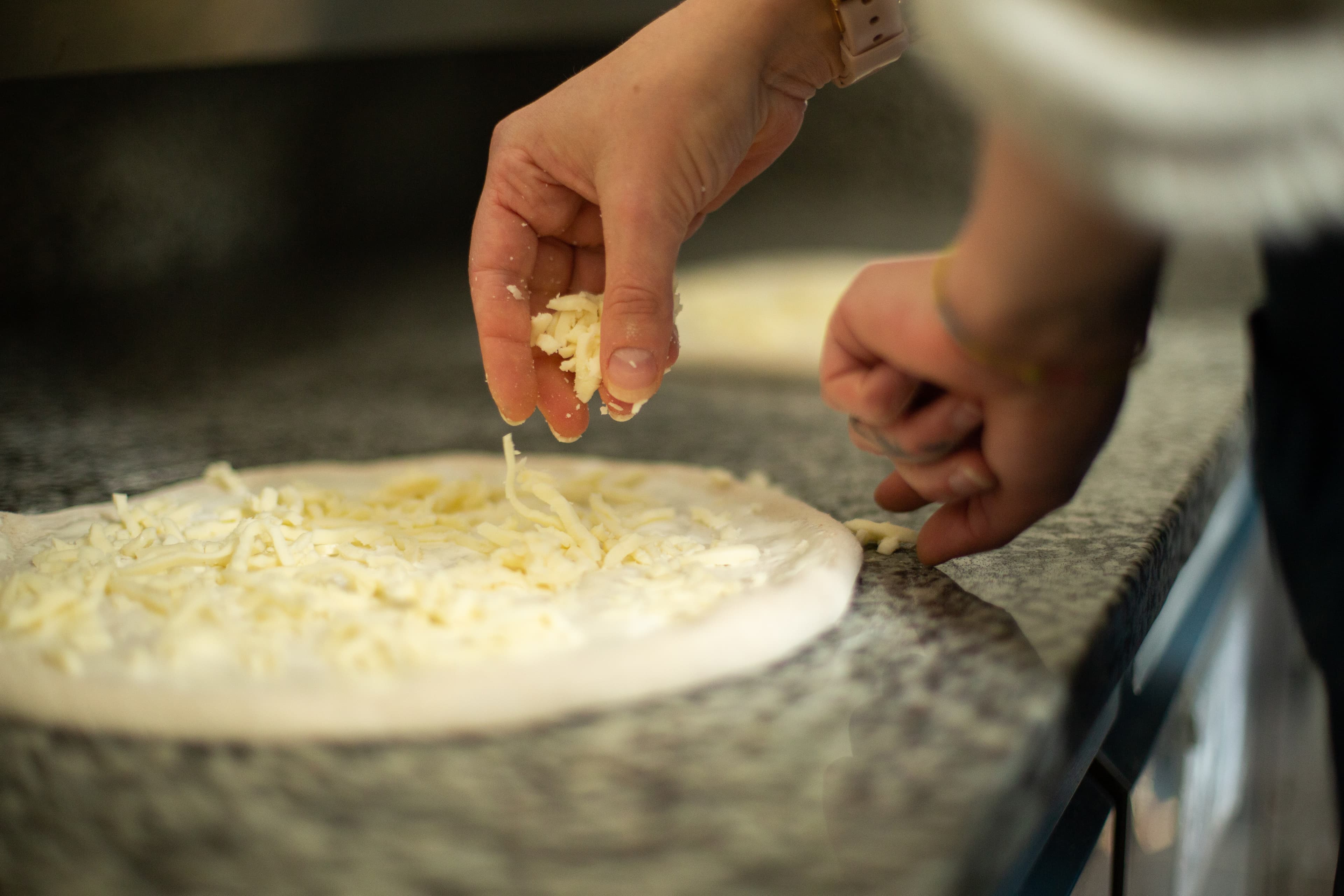 Etienne Crevat, pizzaiolo formateur, dans sa pizzeria à Lyon