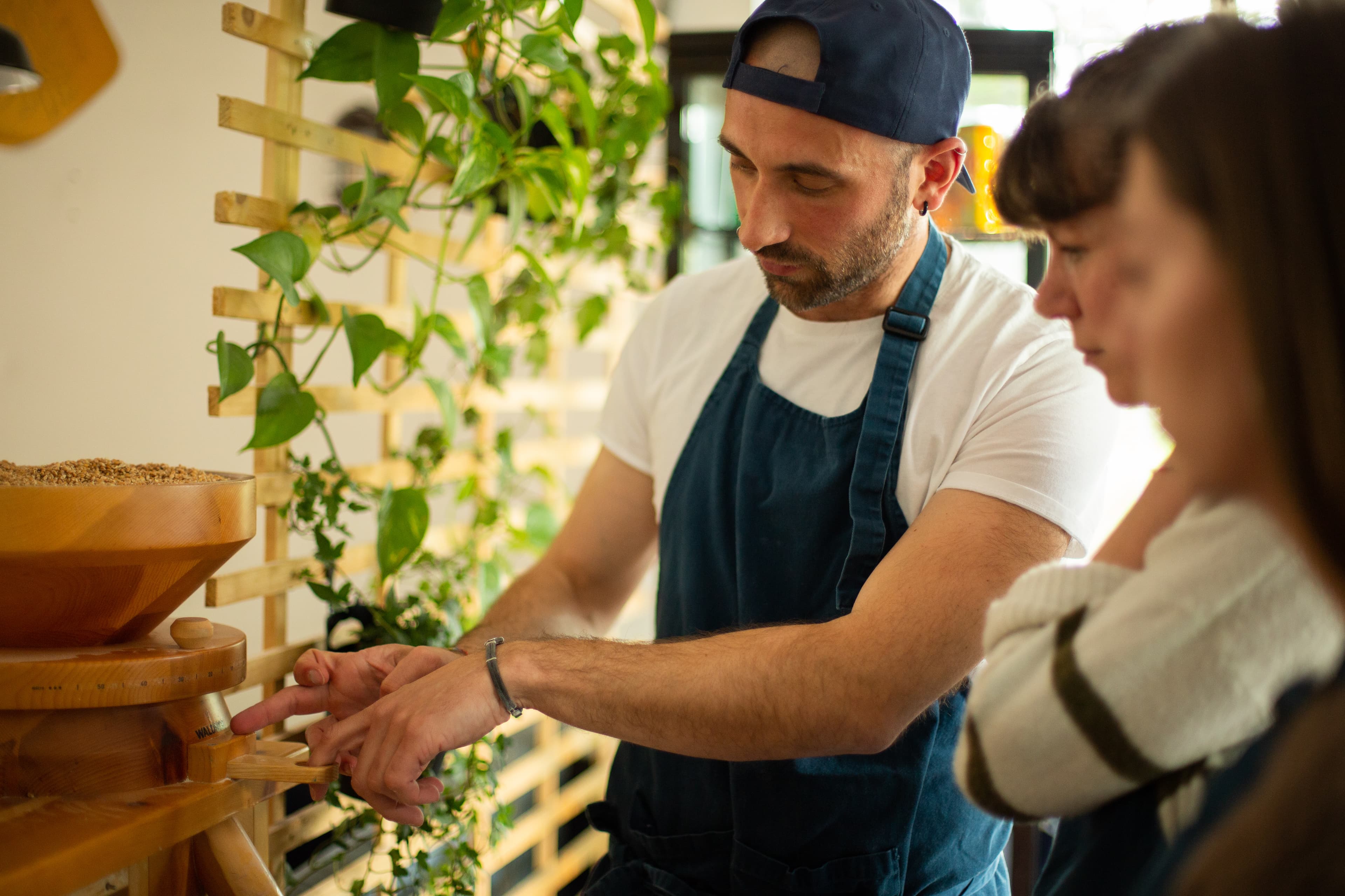 Pizza sortant du four professionnel — cadeau atelier pizza Lyon
