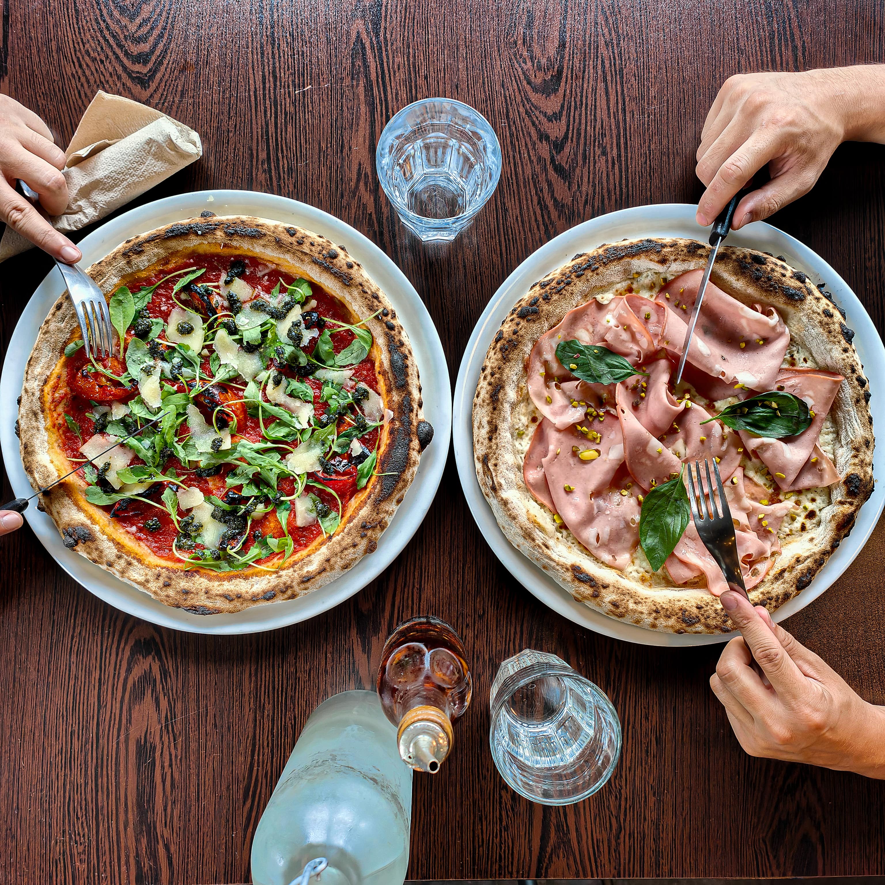 Pizzas artisanales vues de haut servies à table — Pizzeria Régine