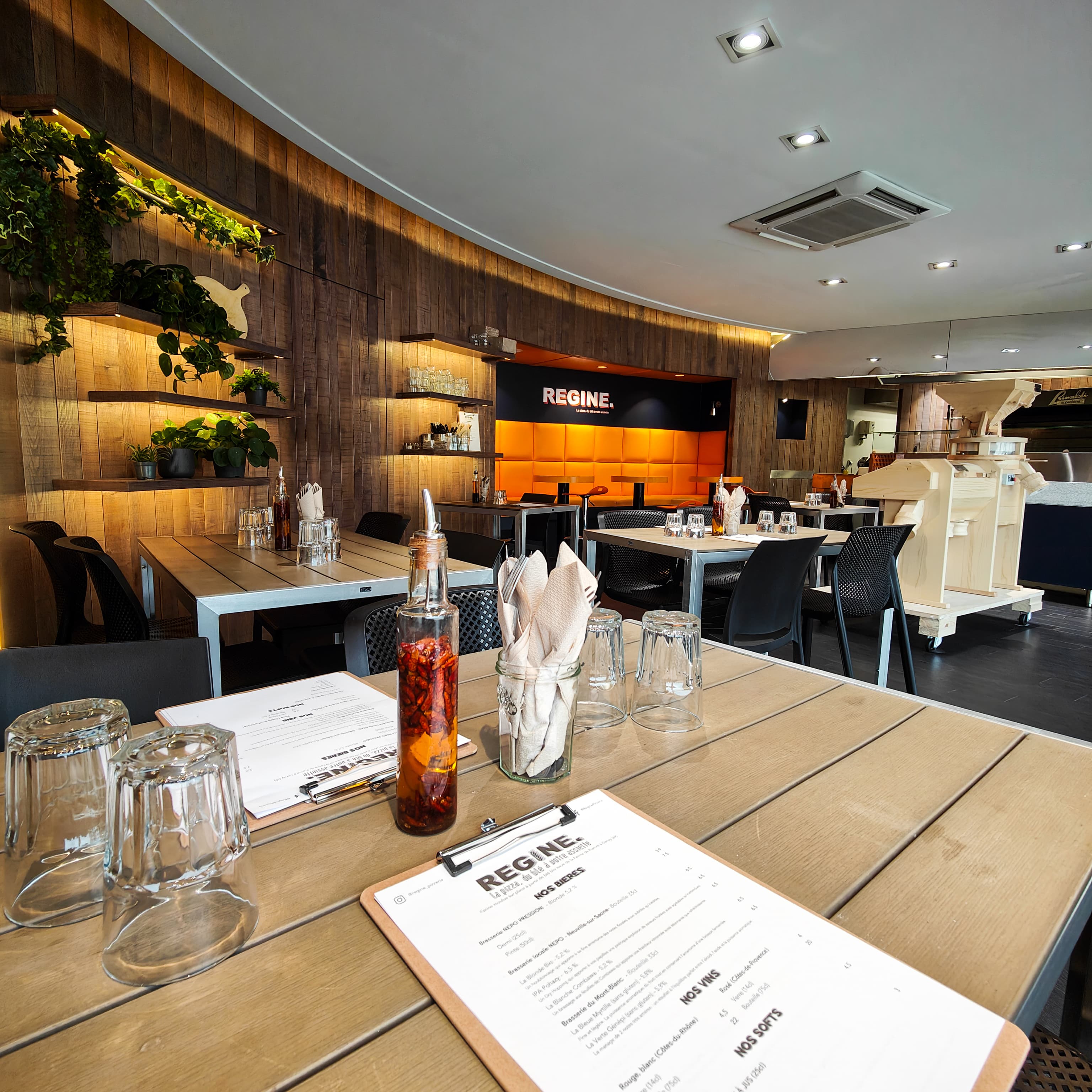 Intérieur de la Pizzeria Régine à Mionnay — salle de restaurant et four à pizza
