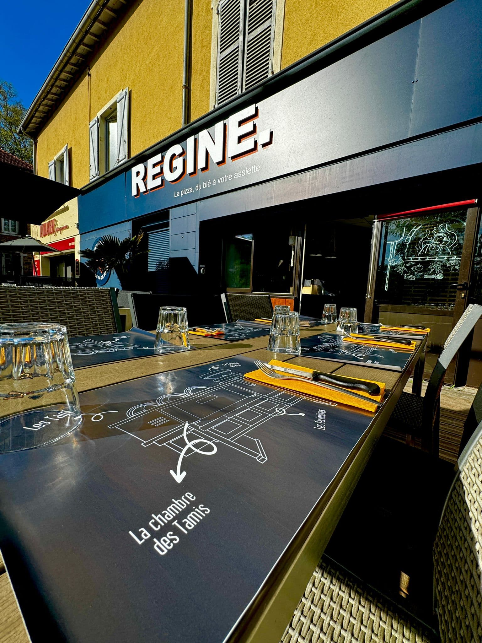 Terrasse de la Pizzeria Régine à Fontaines-sur-Saône — restaurant pizza Lyon
